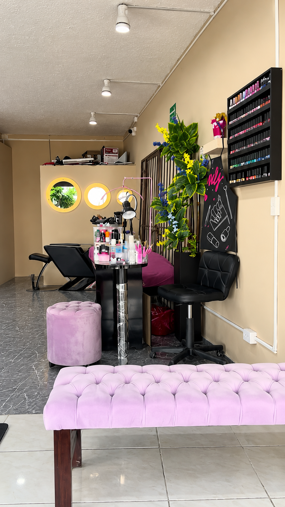 Laura BK Elegance Beauty Barber interior de salón en Guadalajara